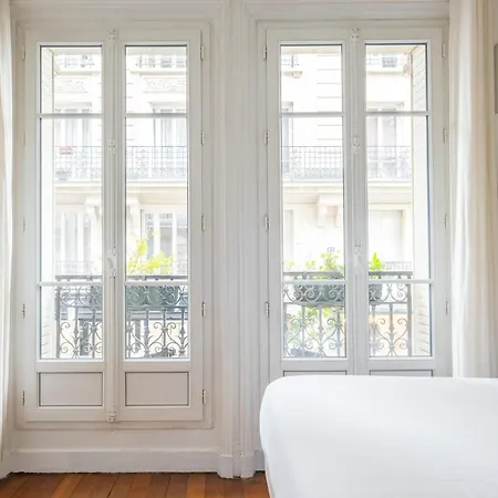 Veeve - Beauty Among The Bustle Apartment Paris