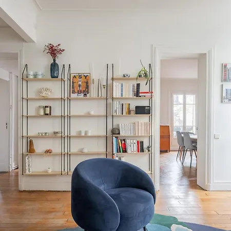 Veeve - Beauty Among The Bustle Apartment
