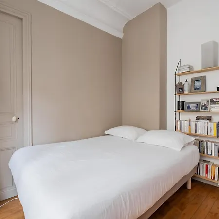 Veeve - Beauty Among The Bustle Apartment Paris